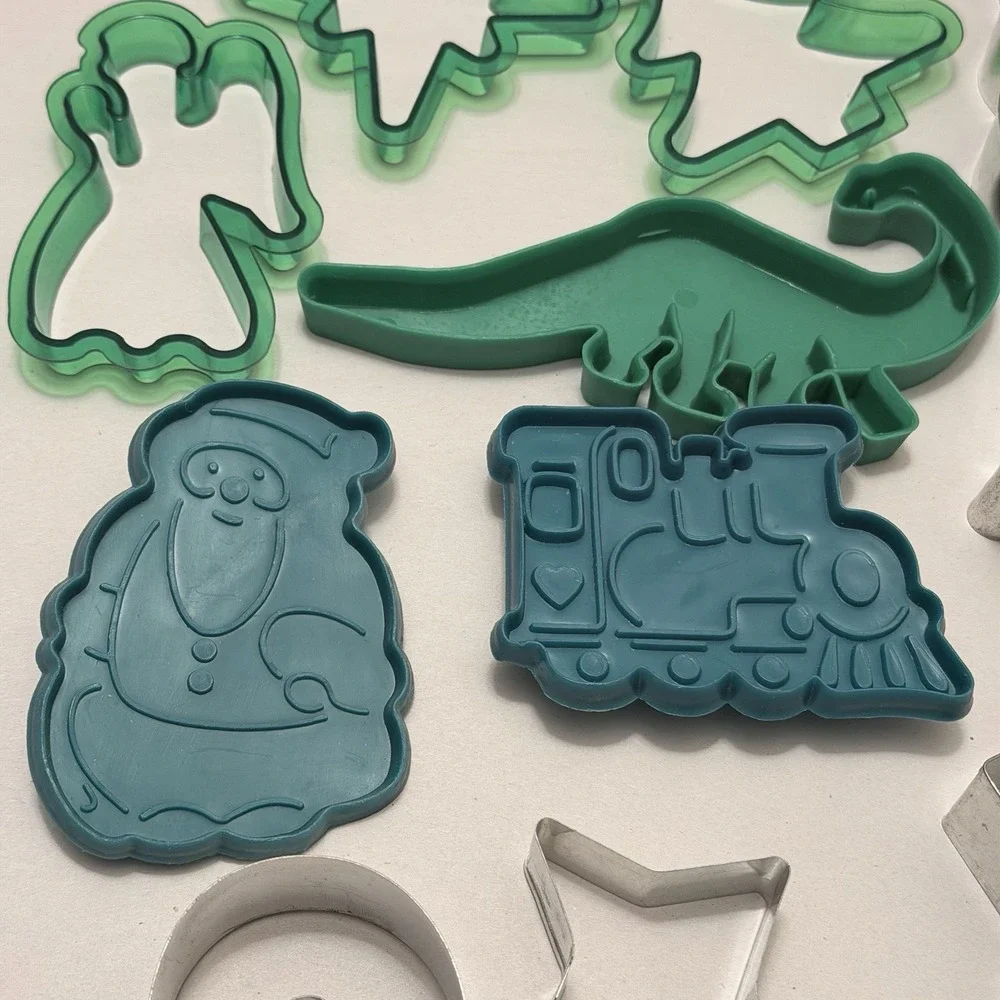 VTG Cookie Cutter LOT VTG Silver Metal Green Plastic Christmas Kitsch Retro Deco